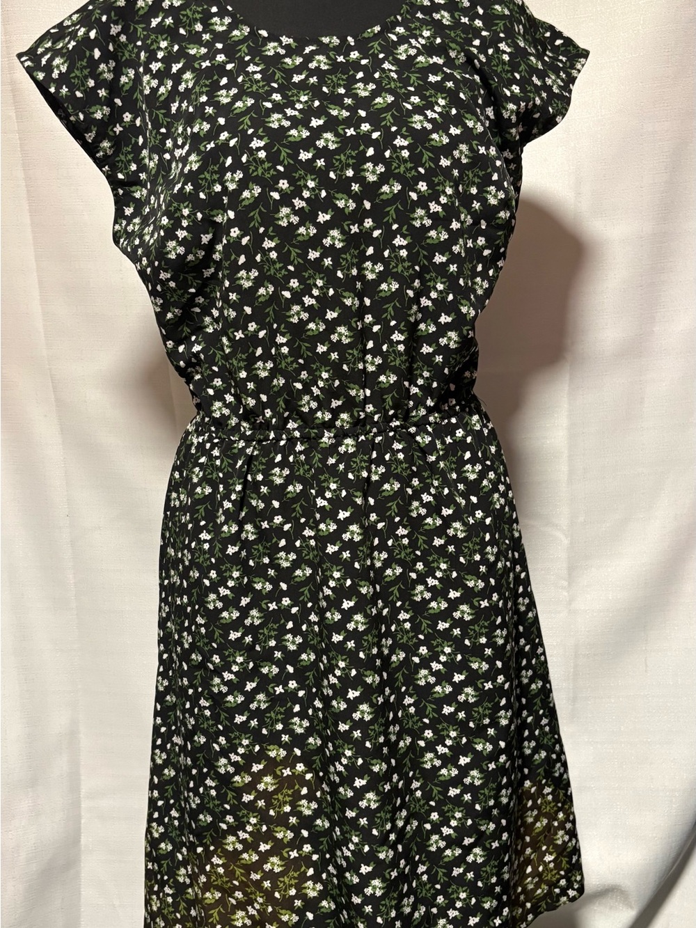 Old Navy Knee-Length Dress.Slenderizing black-Tiny White Floral Print.FitnFlare!